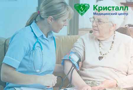 Нарколог консультирует пожилого пациента с алкогольной зависимостью